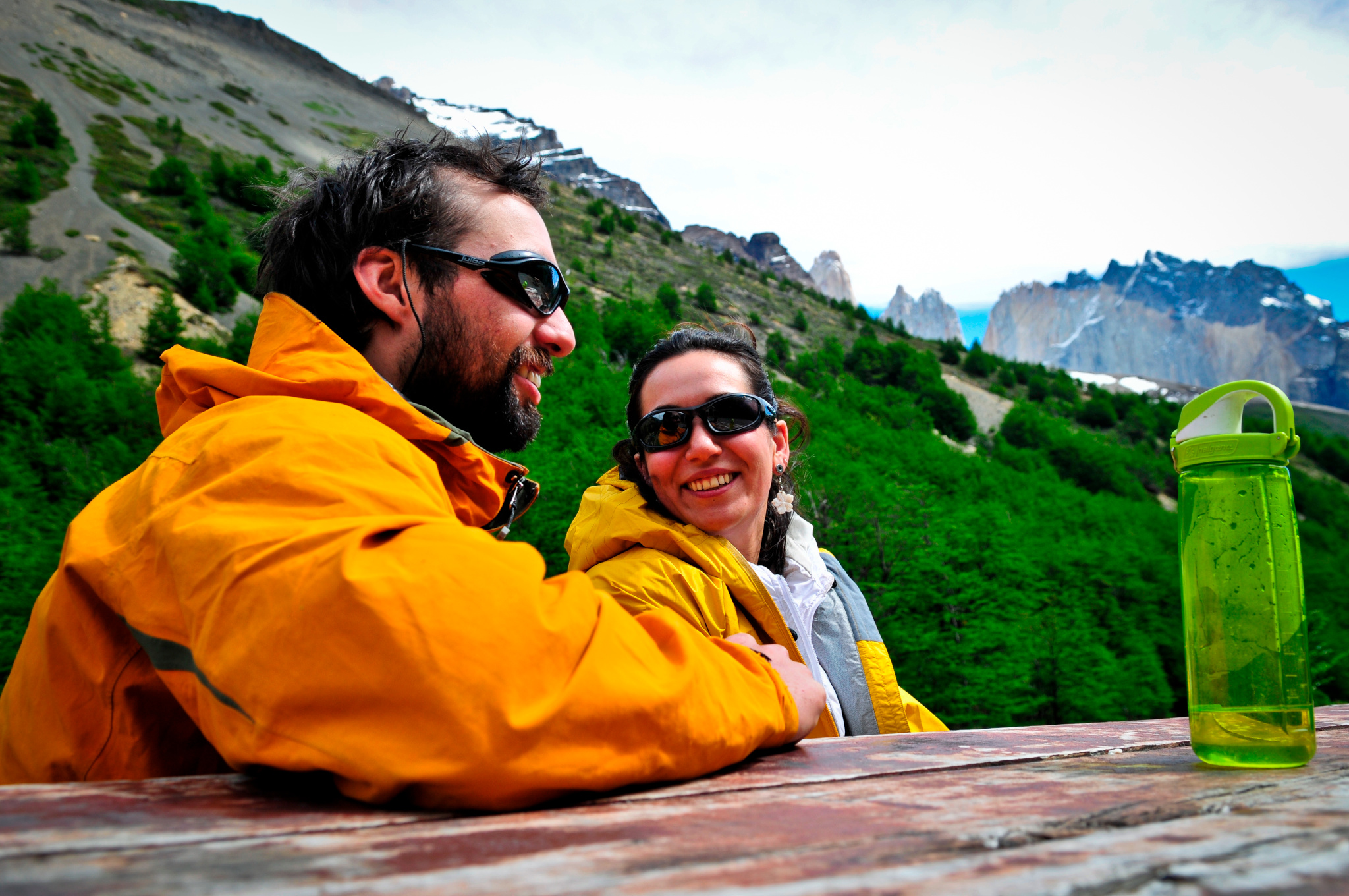 Cabanas rústicas de madeira e dormitórios em El Chileno, cercados pela densa floresta de Lenga.