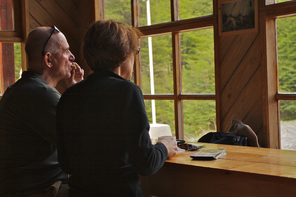 As águas caudalosas do rio Ascencio passam bem em frente às construções do Refugio El Chileno.