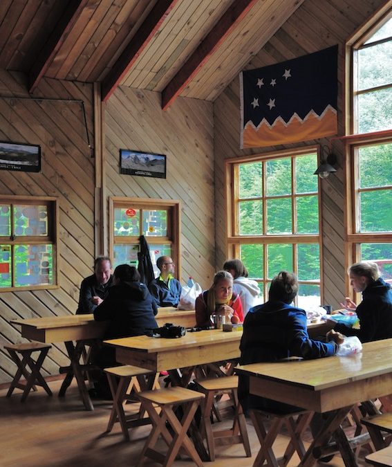 O exterior rústico de madeira do Refugio El Chileno está situado no coração do Vale Ascencio.