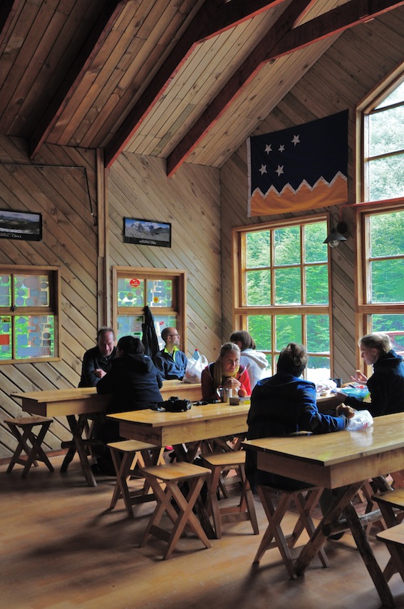 O exterior rústico de madeira do Refugio El Chileno está situado no coração do Vale Ascencio.
