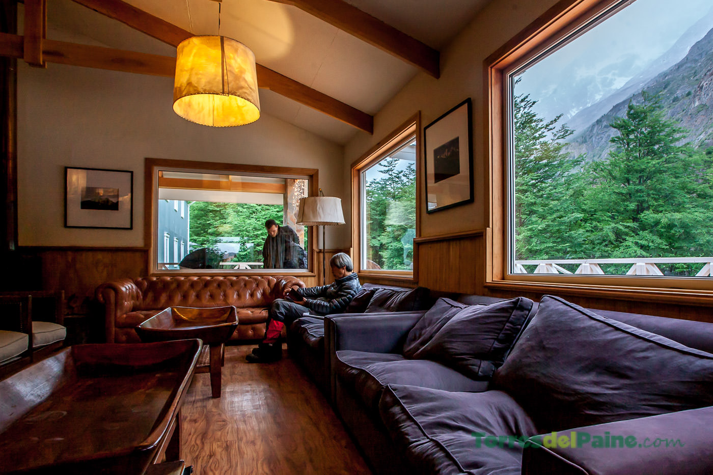 Vista panorâmica dos edifícios do Refugio Grey com os picos do Maciço Paine ao fundo.