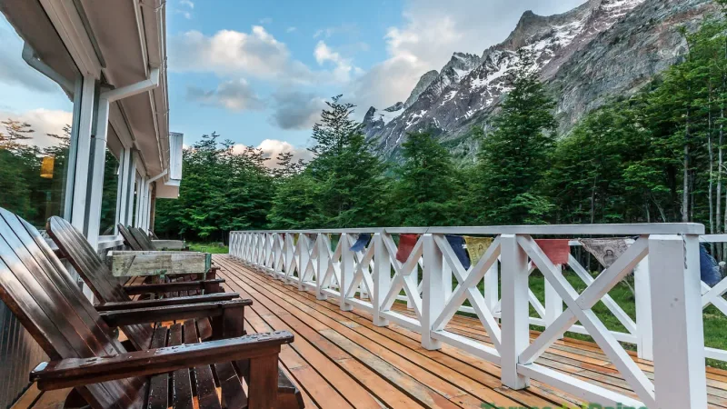 El acogedor salón Refugio Grey cuenta con interiores amplios que ofrecen vistas a la naturaleza salvaje.