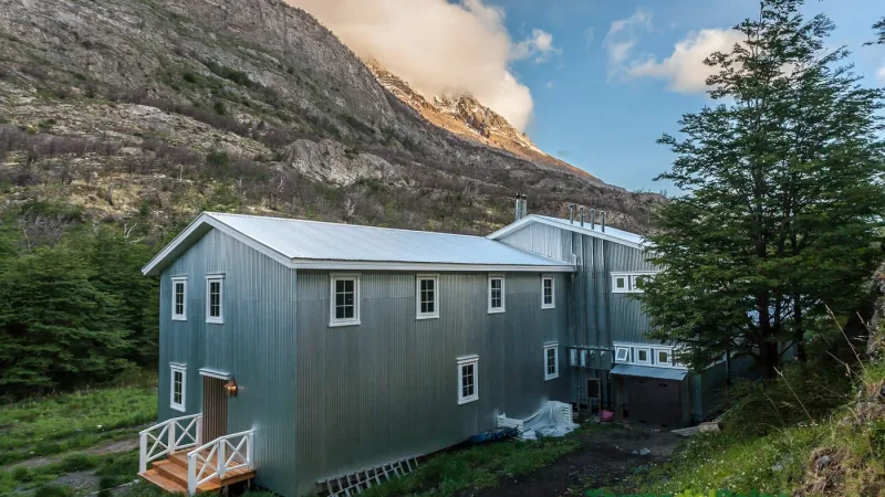 Senderistas preparando su equipo en la base del Refugio Grey para una excursión de navegación glaciar.