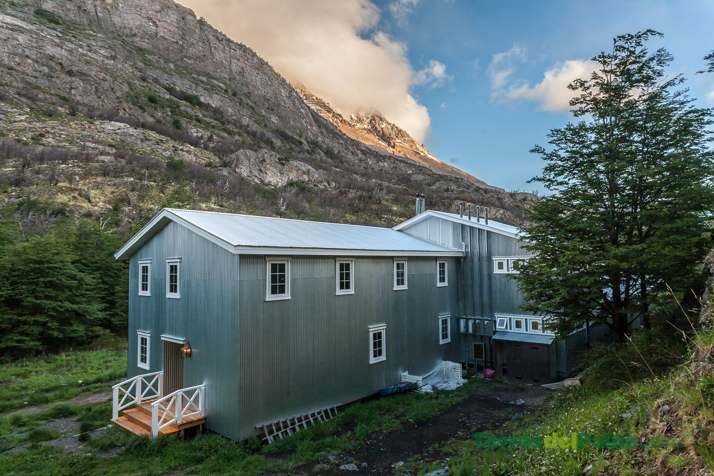 Excursionistas preparando seus equipamentos na base do Refúgio Grey para uma excursão de navegação em geleira.