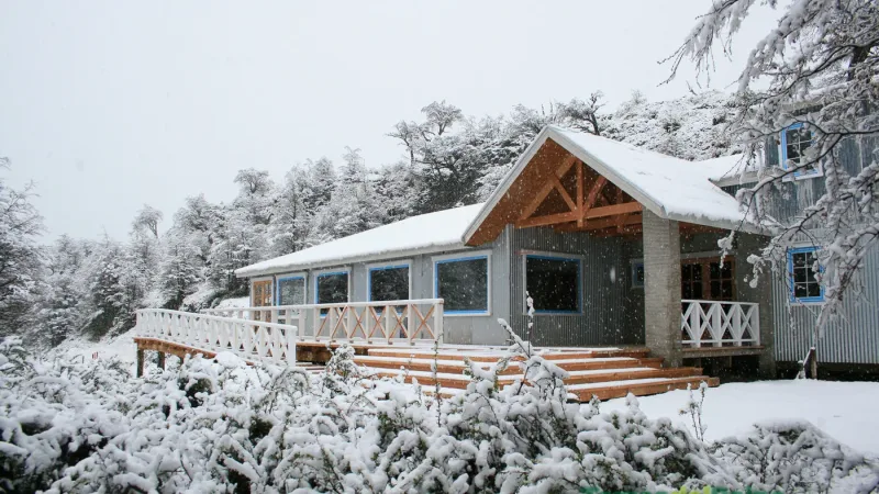 Exterior del refugio de montaña Grey que muestra el diseño sostenible utilizado en las zonas remotas del parque.
