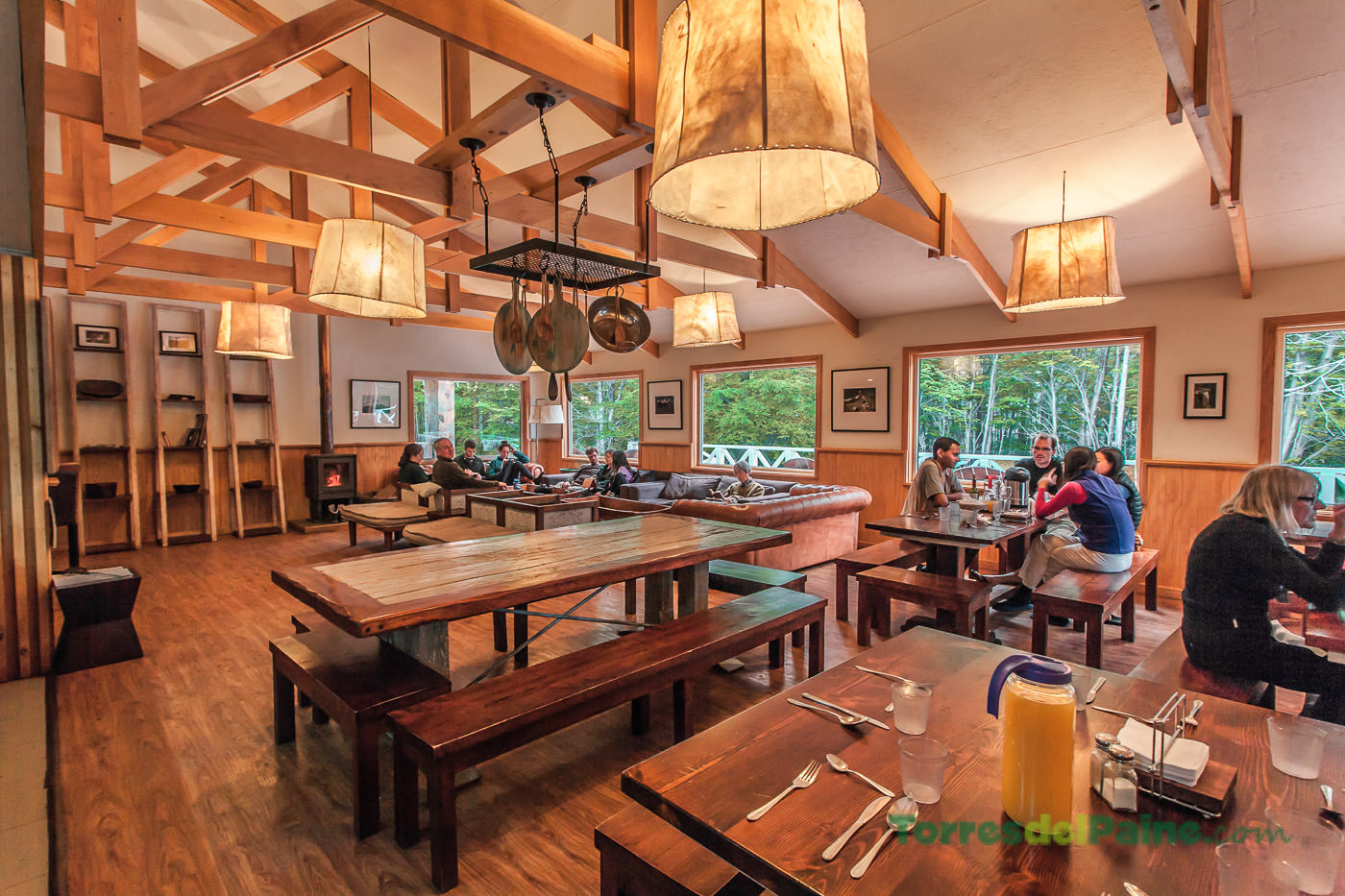 O Refúgio Grey oferece acomodações compartilhadas em estilo dormitório para caminhantes nos circuitos W e O.