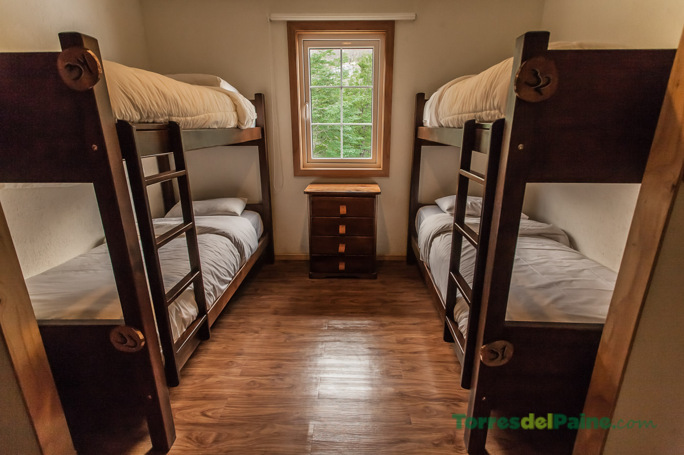 A área de check-in e o balcão de informações do Refugio Grey servem como um ponto central para viajantes internacionais.