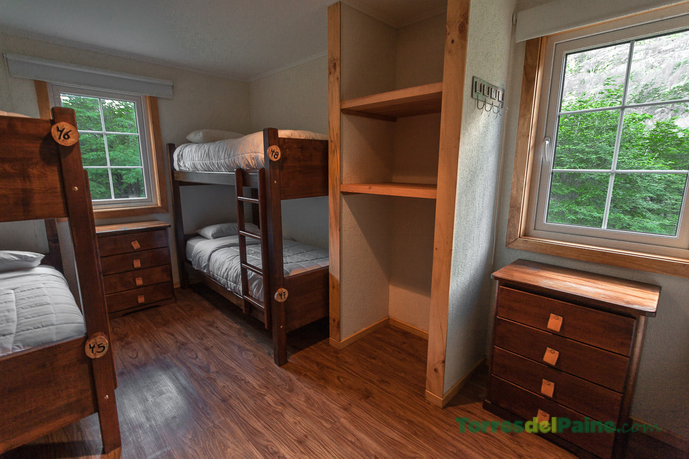 Vista panorâmica do complexo Refugio Grey, rodeado pela paisagem acidentada da Patagônia.