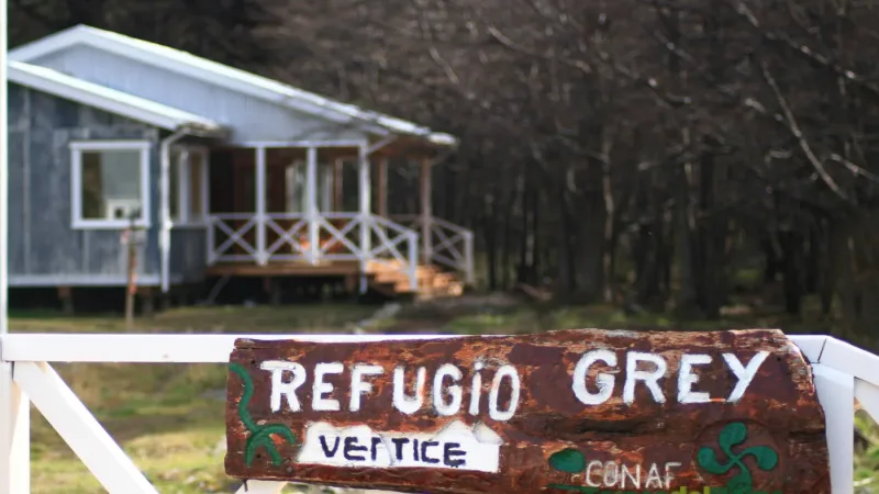 Cumbres nevadas enmarcan el paraje protegido del Refugio Grey, cerca del lago glaciar.
