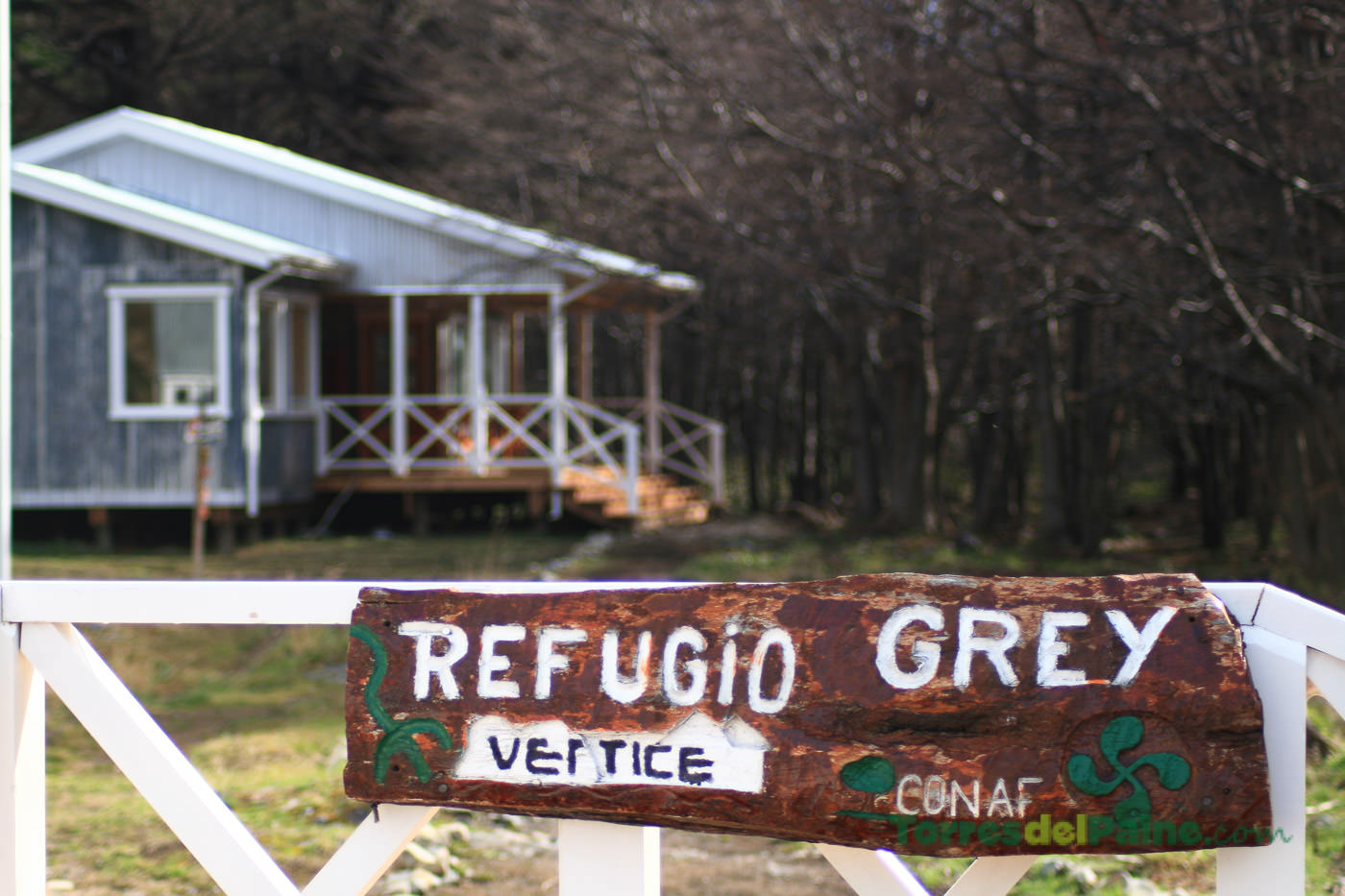 Cumes nevados emolduram a localização protegida do Refúgio Grey, próximo ao lago glacial.