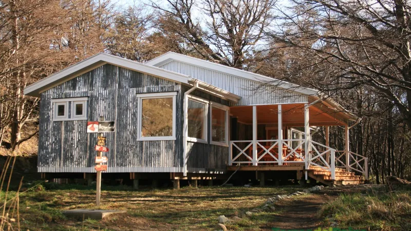 Instalaciones modernas y ecológicas en Refugio Grey, diseñadas para minimizar el impacto en el medio ambiente.