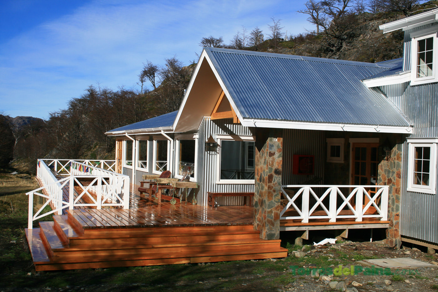 A placa indicativa da trilha que aponta para o mirante da geleira Grey a partir da área principal do refúgio.
