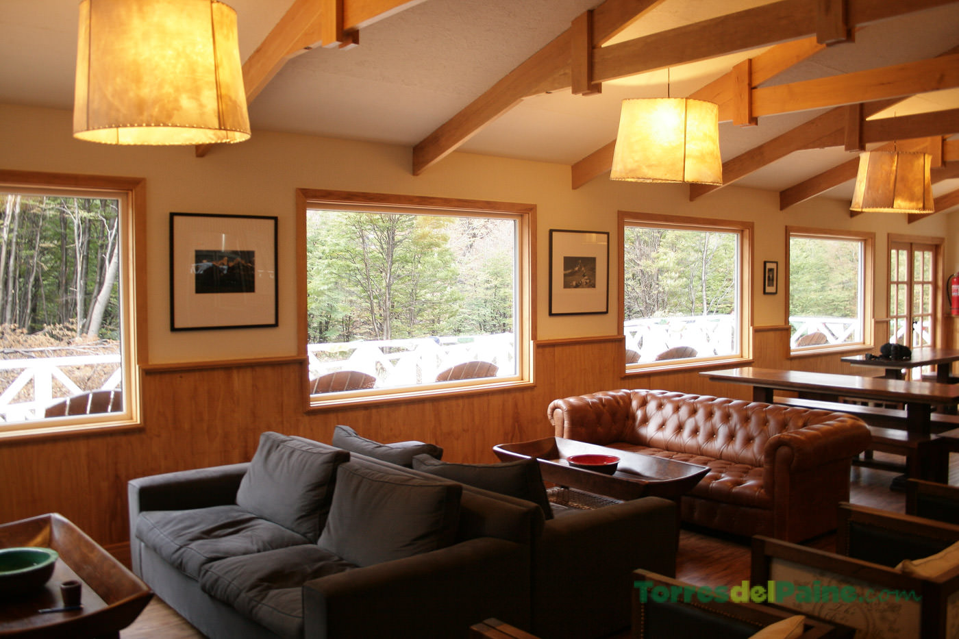 A área do bar e café no Refúgio Grey oferece um local para os caminhantes relaxarem e socializarem.