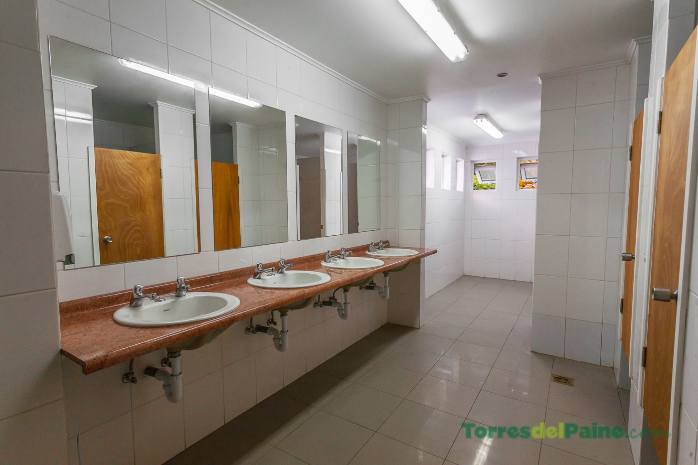 Luz do pôr do sol incidindo sobre as paredes de granito acima do Refúgio Grey ao final de um dia de trekking.