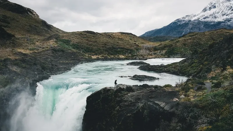 La imponente cascada turquesa de Salto Grande cae en cascada entre el lago Nordenskjöld y el lago Pehoé.