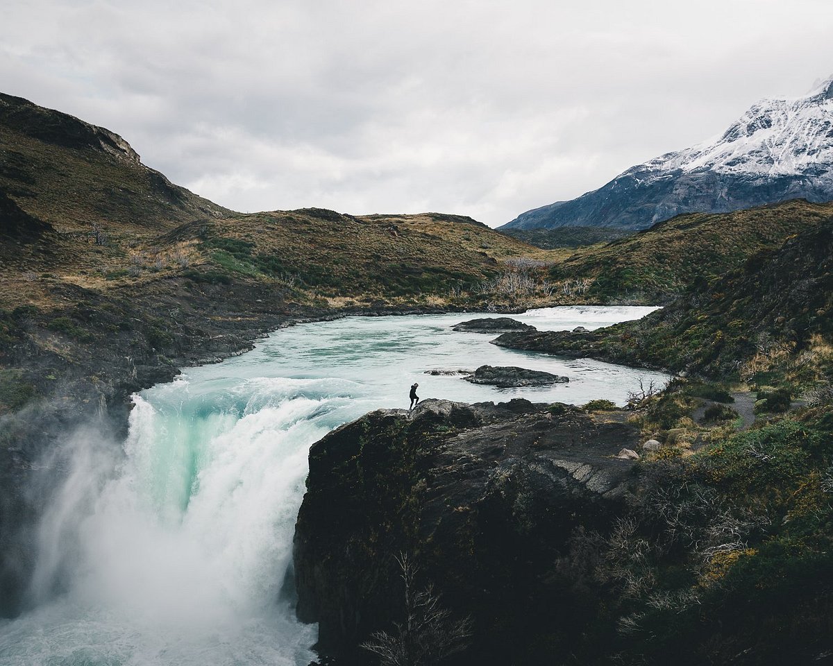 Poderosa cascata turquesa de Salto Grande, que deságua entre o Lago Nordenskjöld e o Lago Pehoé.