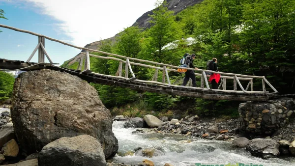 A winding trekking path connecting the Cuernos and Chileno sectors with views of the mountain ridges.