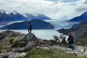 La ruta de senderismo entre Grey y Paine Grande ofrece vistas panorámicas del valle glaciar.