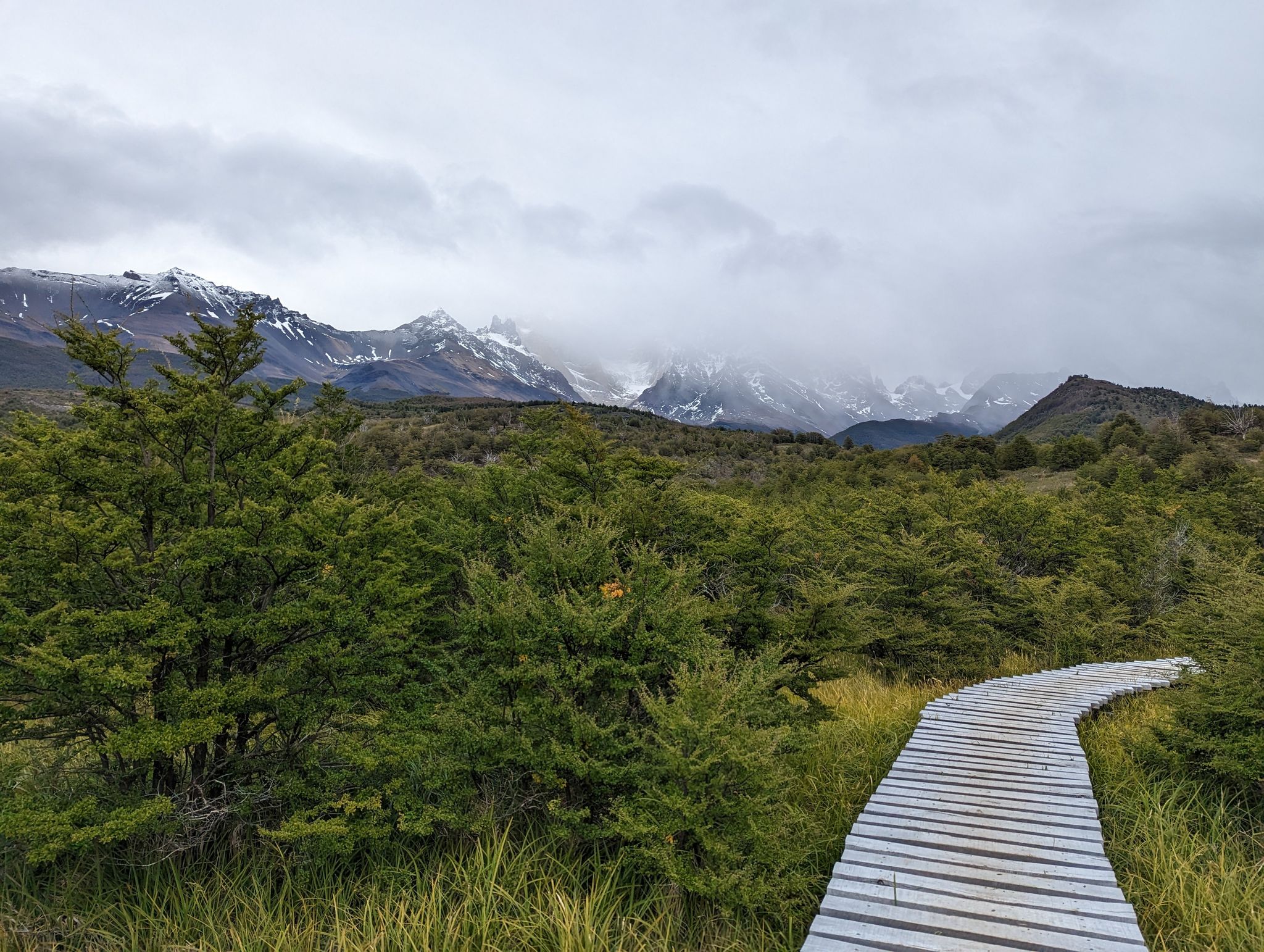 Un grupo de excursionistas camina por un sendero panorámico en el Parque Nacional Torres del Paine.