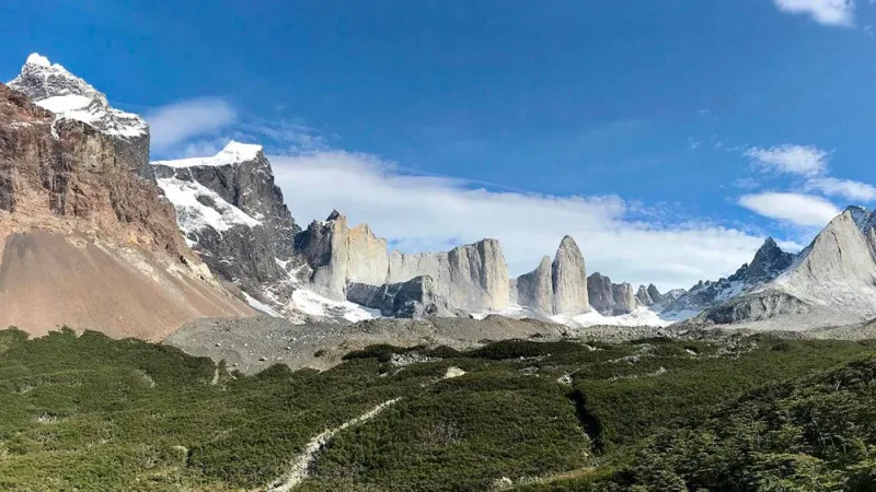 Vistas espetaculares das geleiras suspensas e das paredes de granito a partir do mirante do Vale Francês.