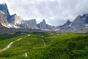 El exuberante y profundo cañón del Valle Francés está rodeado de imponentes picos y campos de hielo.