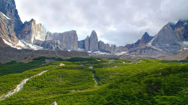 El exuberante y profundo cañón del Valle Francés está rodeado de imponentes picos y campos de hielo.