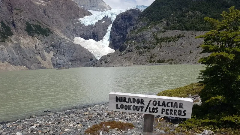 Uma área remota e selvagem do vale de Los Perros, com florestas densas e riachos de montanha.