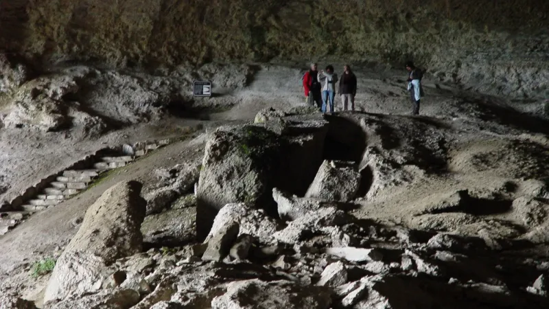 Estalactites e formações geológicas no teto da histórica Cueva del Milodón.