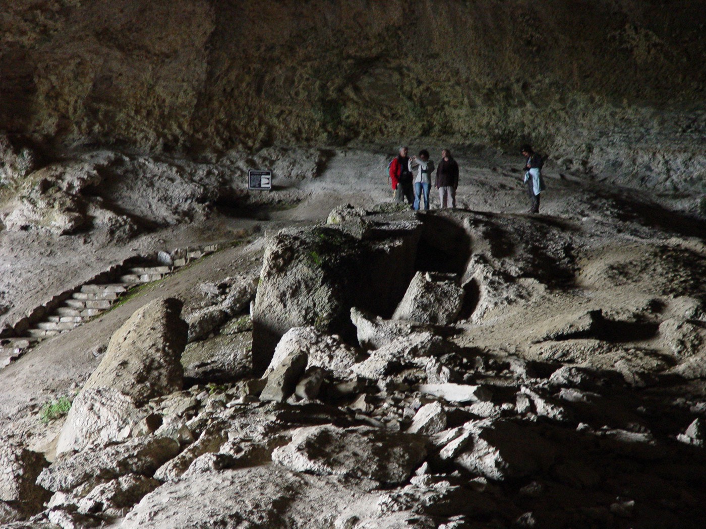 Estalactitas y formaciones geológicas en el techo de la histórica Cueva del Milodón.