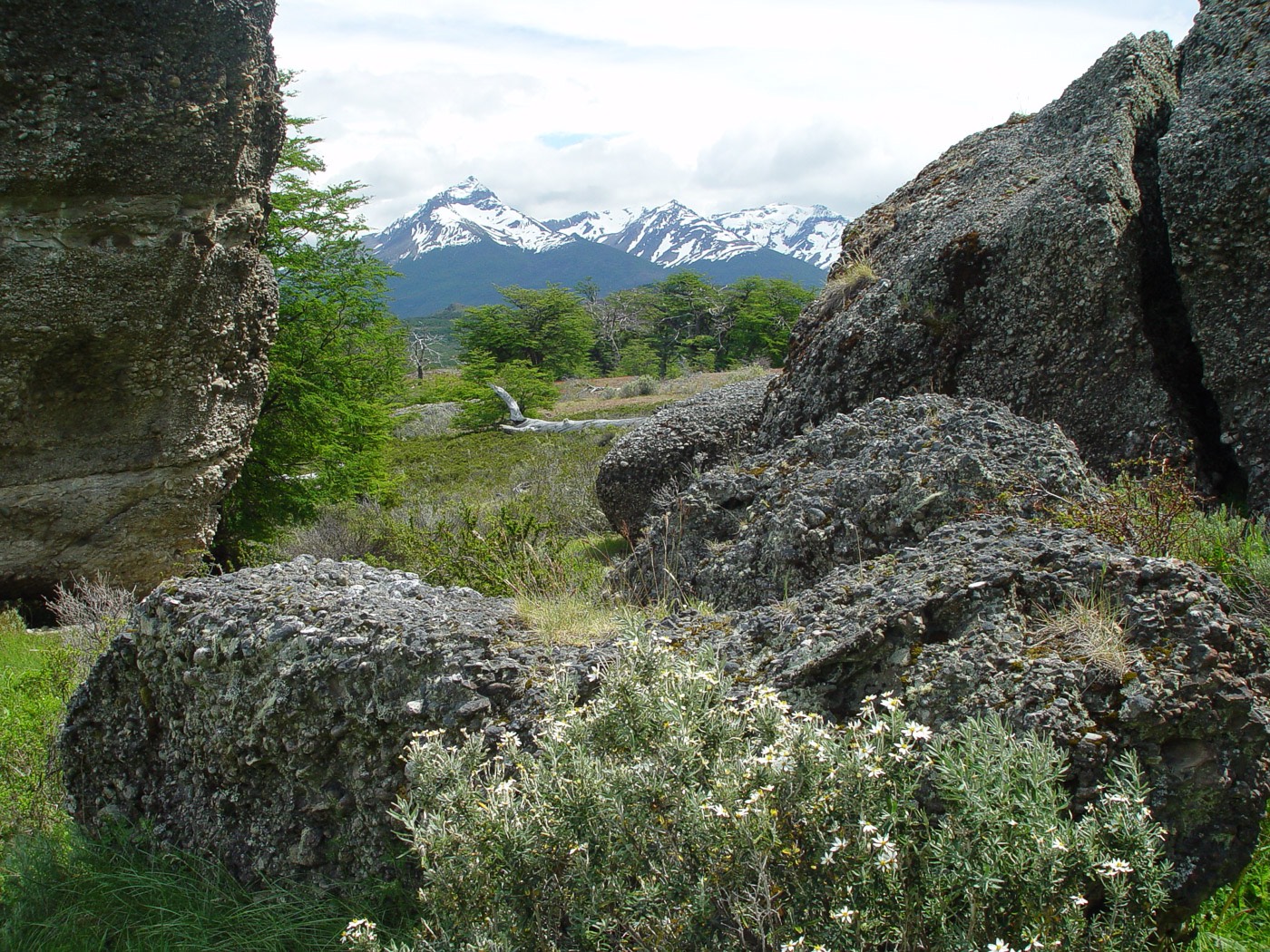 Mirador panorámico cerca de la cueva del Milodón que muestra las vastas llanuras patagónicas.