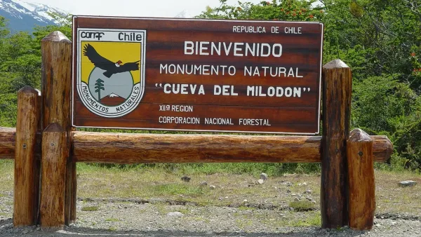 Detalhe das texturas rochosas e dos sedimentos em camadas no interior da antiga Cueva del Milodón.