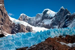 Impresionante vista de los glaciares Balmaceda y Serrano desembocando en el estrecho de Última Esperanza.