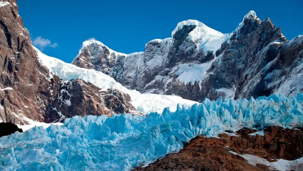 Vista deslumbrante das geleiras Balmaceda e Serrano fluindo até o Estreito de Ultima Esperanza.