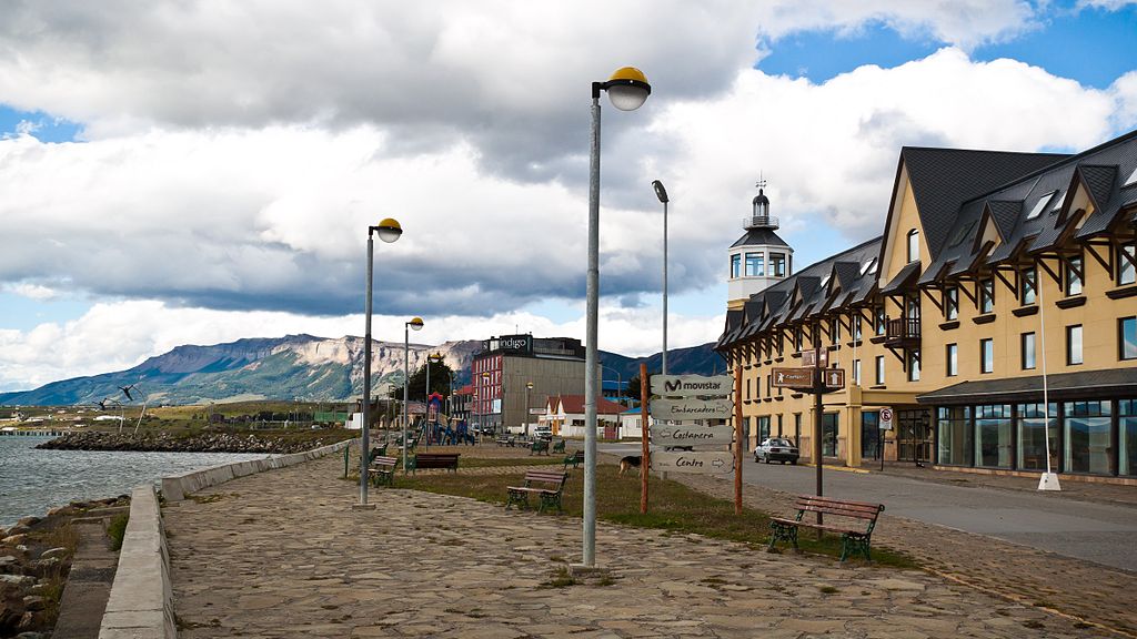 Uma tarde tranquila no calçadão à beira-mar de Puerto Natales, com vista para o fiorde.