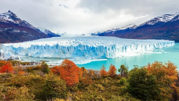 A imensa parede de gelo azul da geleira Perito Moreno, no Campo de Gelo Patagônico Sul.