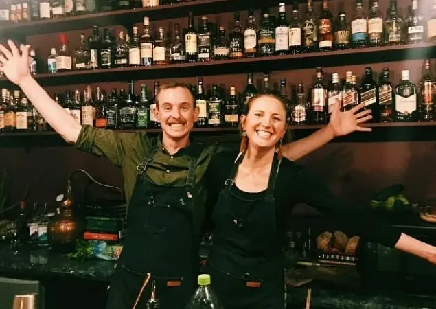 El acogedor y moderno interior de la destilería y bar Last Hope en Puerto Natales.