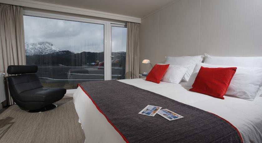 La singular arquitectura de madera de Hosteria Pehoé está rodeada de aguas turquesas.