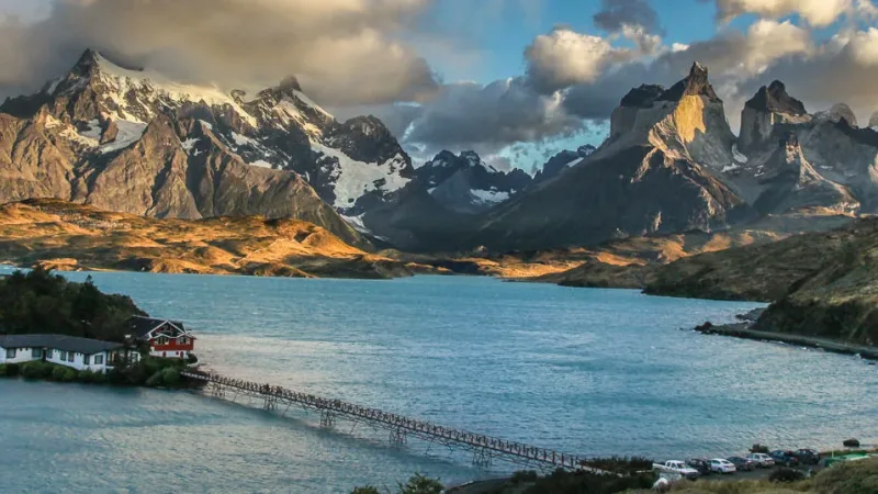 Los huéspedes disfrutan de una comida en el comedor de la Hosteria Pehoé con vistas panorámicas al macizo.