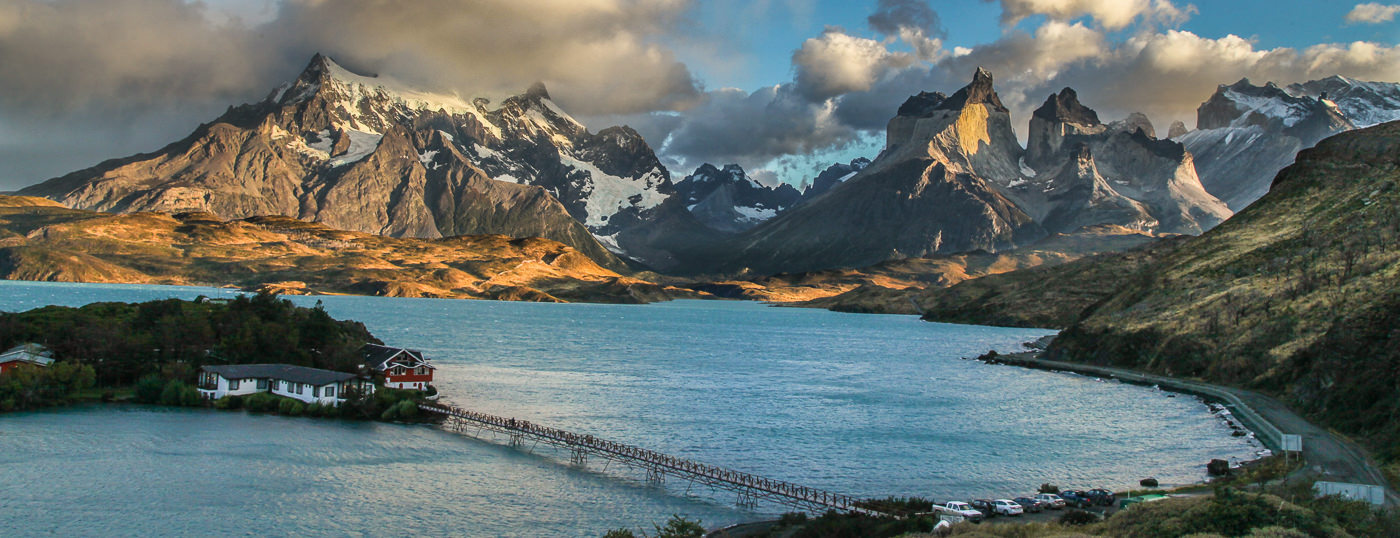 Los huéspedes disfrutan de una comida en el comedor de la Hosteria Pehoé con vistas panorámicas al macizo.