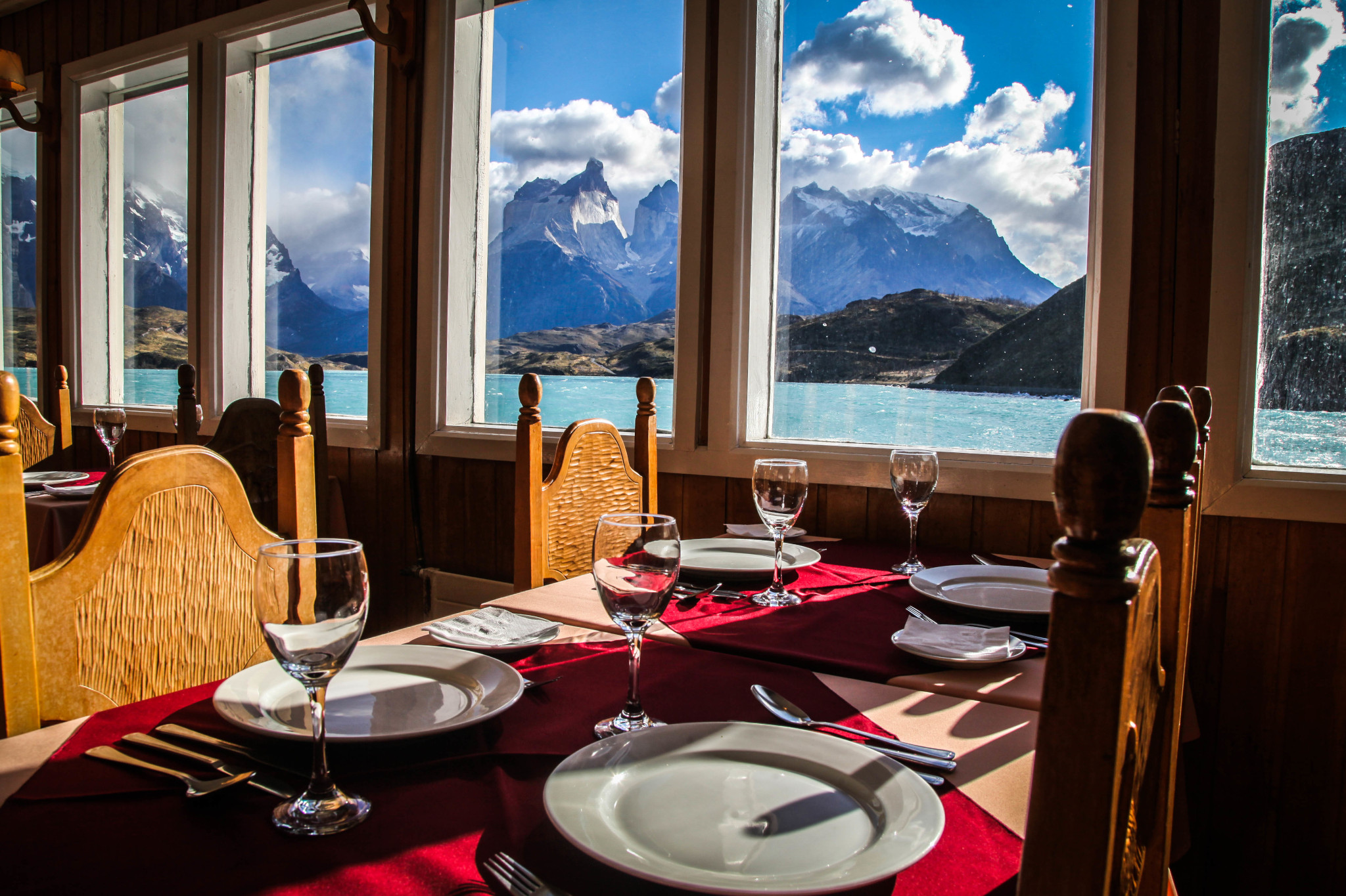 Vista exterior del puente de madera que conecta la Hosteria Pehoé con tierra firme.