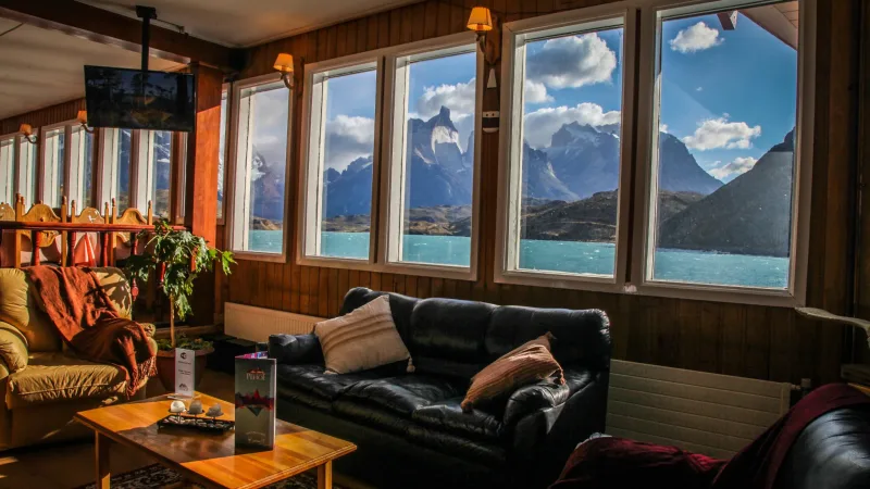 Cómoda habitación en la Hosteria Pehoé con decoración rústica y vistas a la montaña.