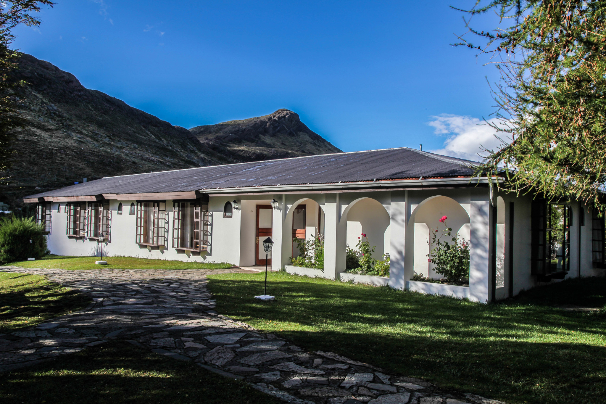 El amanecer iluminando los picos de granito vistos desde el balcón de Hosteria Pehoé.