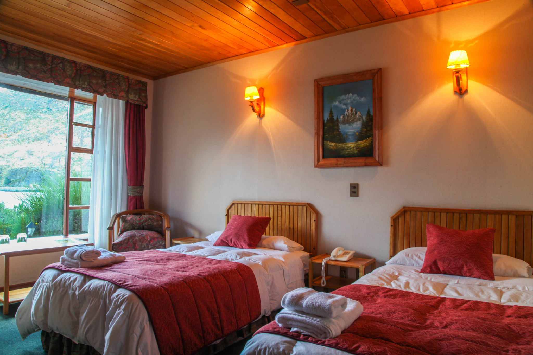 Las luces del atardecer se reflejan en el lago Pehoé, alrededor del tranquilo albergue Hosteria Pehoé.