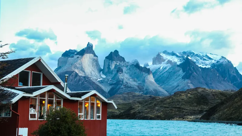 Una toma panorámica de la isla y el albergue bajo un cielo patagónico despejado.