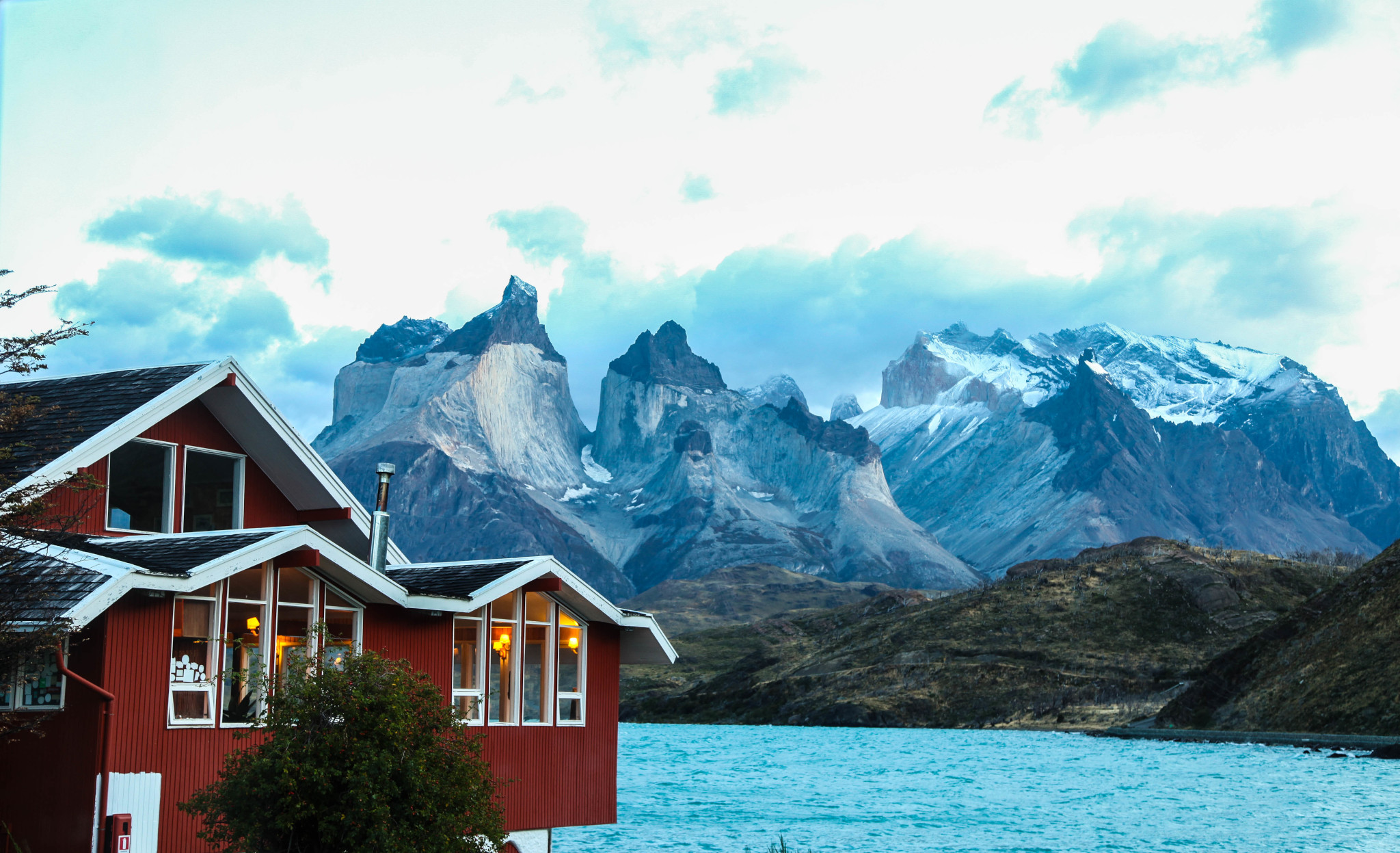 Una toma panorámica de la isla y el albergue bajo un cielo patagónico despejado.