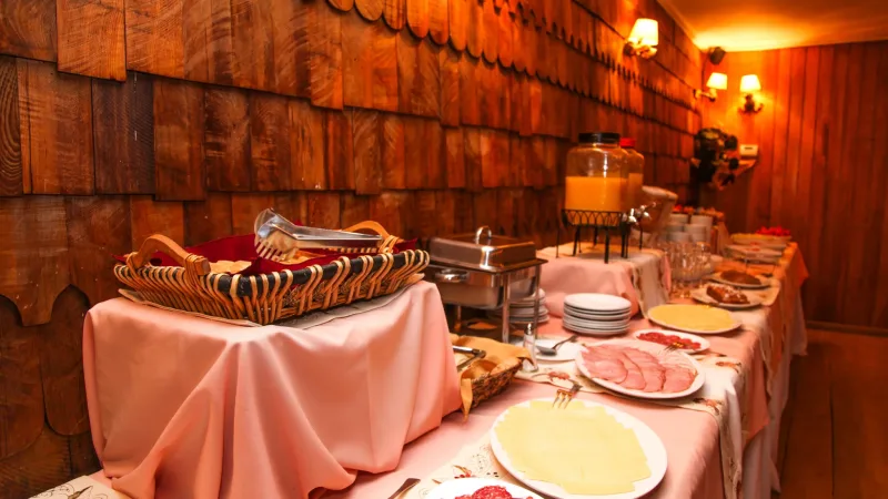 Desayuno tradicional chileno servido en el restaurante Hosteria Pehoé.
