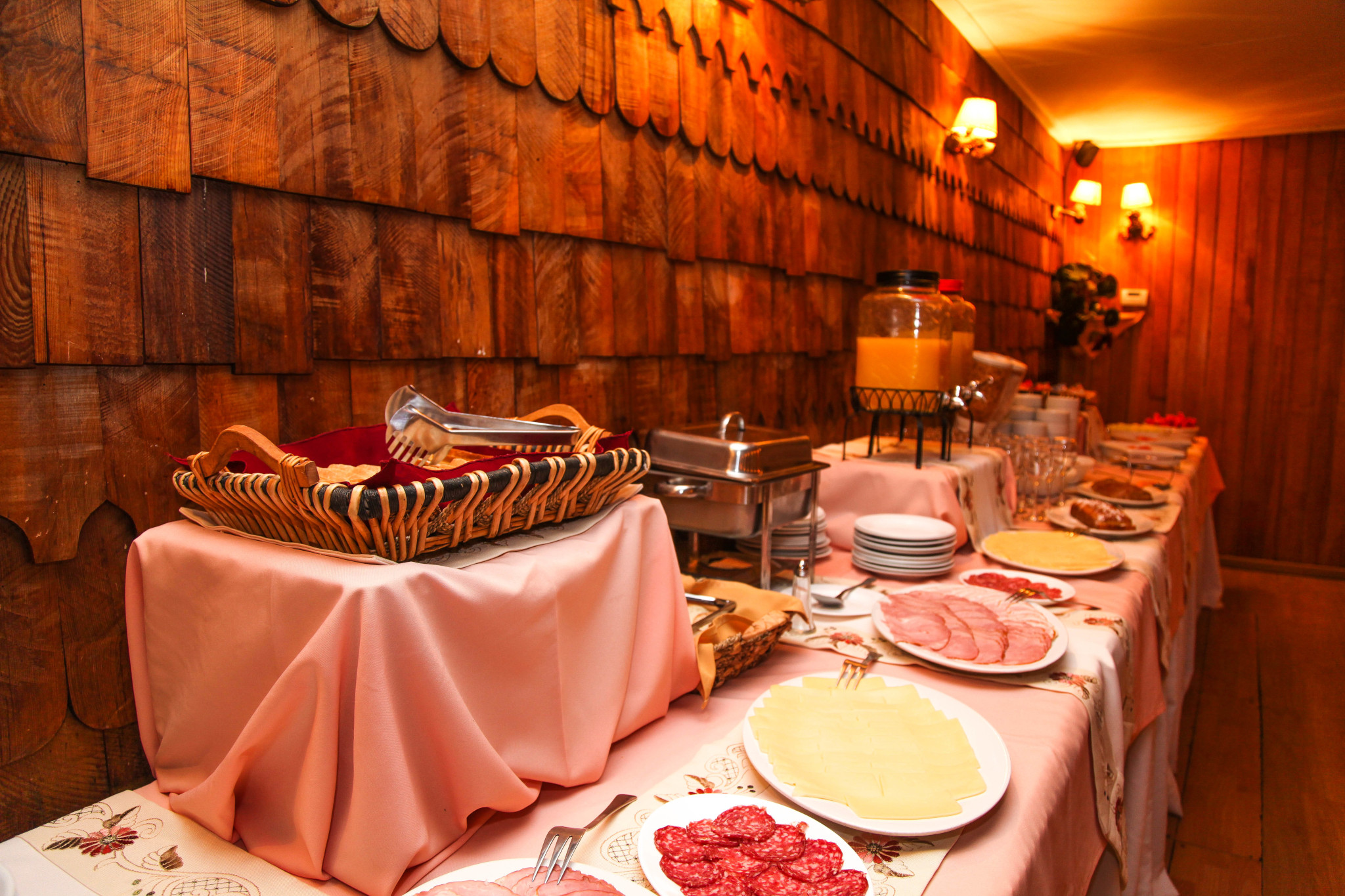 Desayuno tradicional chileno servido en el restaurante Hosteria Pehoé.