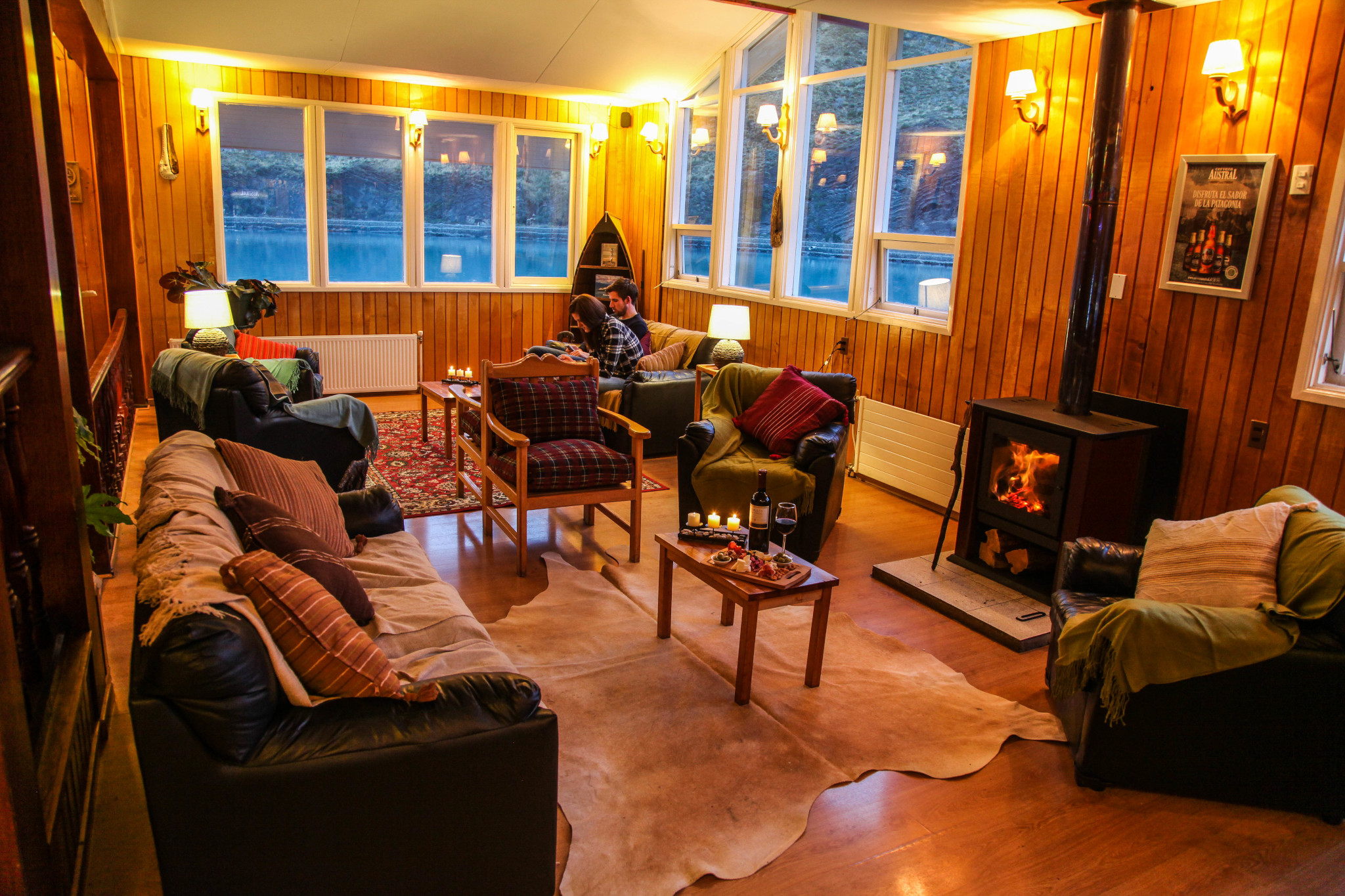 Pasillo interior de la Hosteria Pehoé con cálidos paneles de madera y obras de arte locales.