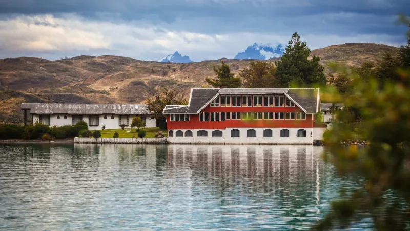 Cómodas sillas junto a la ventana en la Hosteria Pehoé, perfectas para contemplar el macizo del Paine.