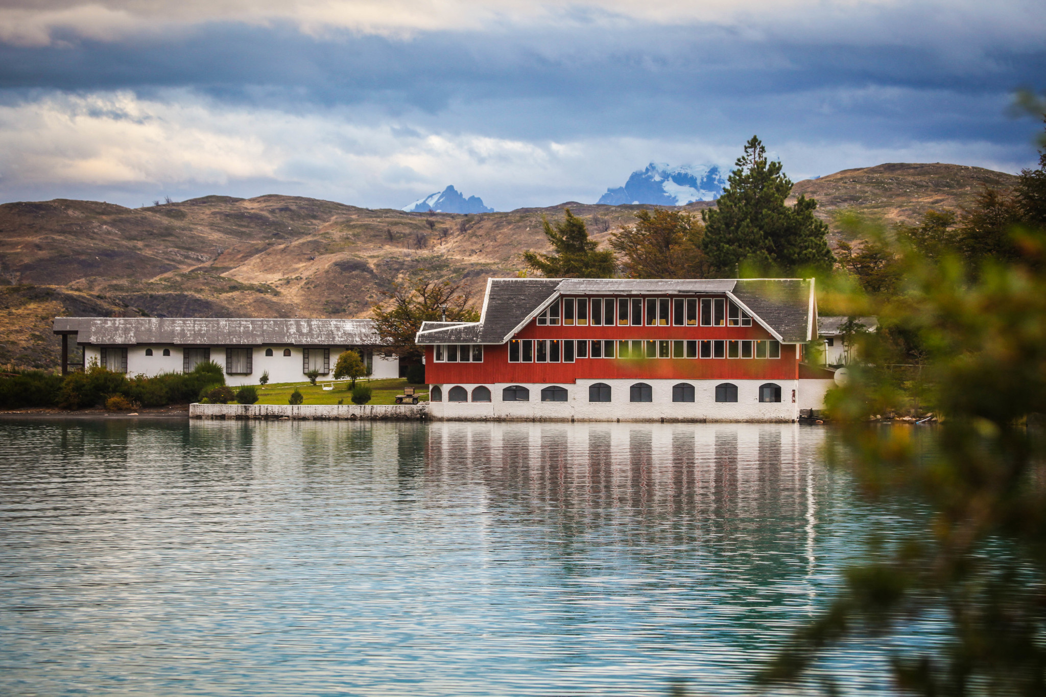 Cómodas sillas junto a la ventana en la Hosteria Pehoé, perfectas para contemplar el macizo del Paine.